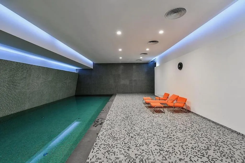 Exceptional Calm 3Br, 2.5Ba Apartment With Patio, Pool & Gym Prague Czech Republic