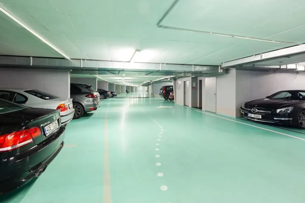 Exceptional Calm 3Br, 2.5Ba Apartment With Patio, Pool & Gym Prague