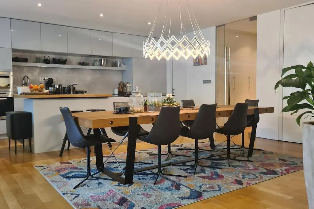 Exceptional Calm 3Br, 2.5Ba Apartment With Patio, Pool & Gym Prague